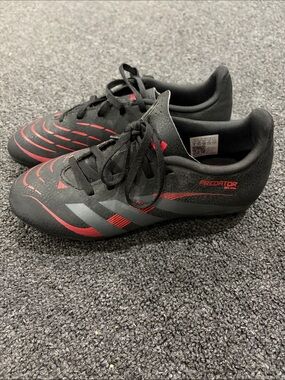 adidas Predator kids size 4  Black and Red Soccer Shoes